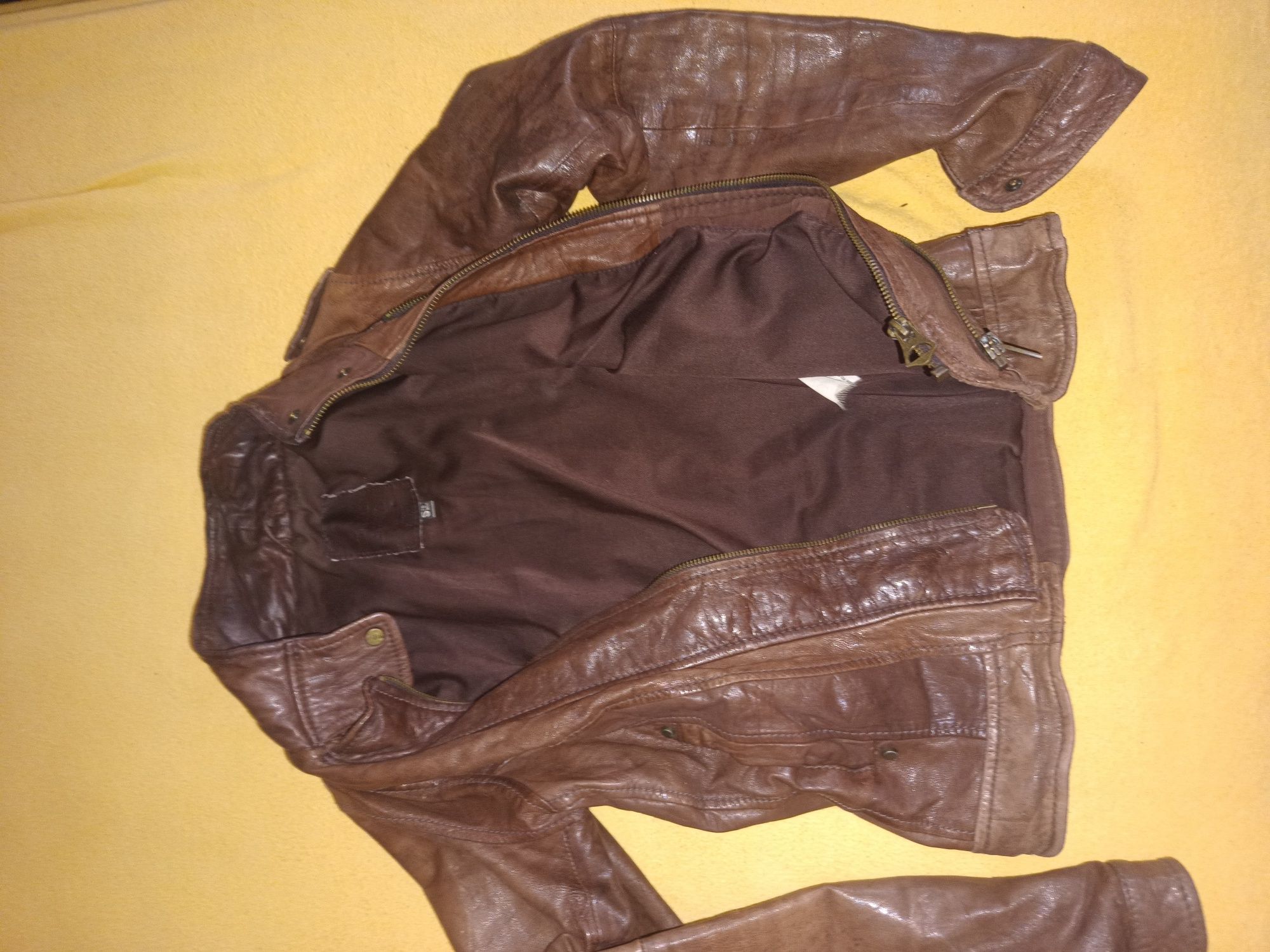 Jachetă din piele  de culoare maro ,superbă