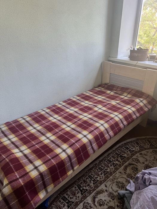 Продам кровать полуторка с матрасом.