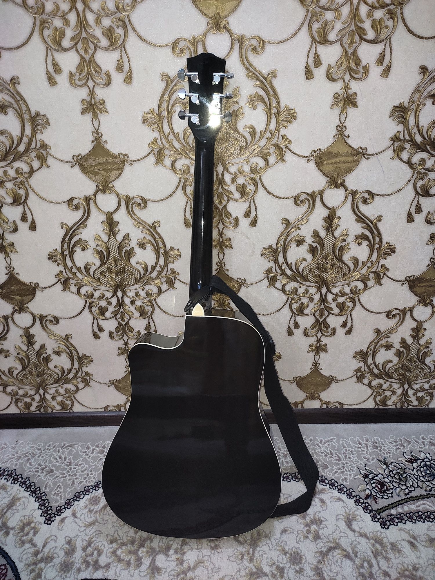 Gitara sotiladi!