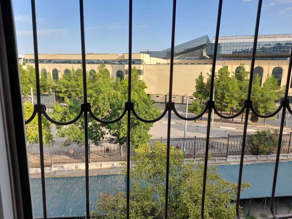 KVARTIRA SOTILADI! Chorsuda 4 xona kavrtira sotiladi