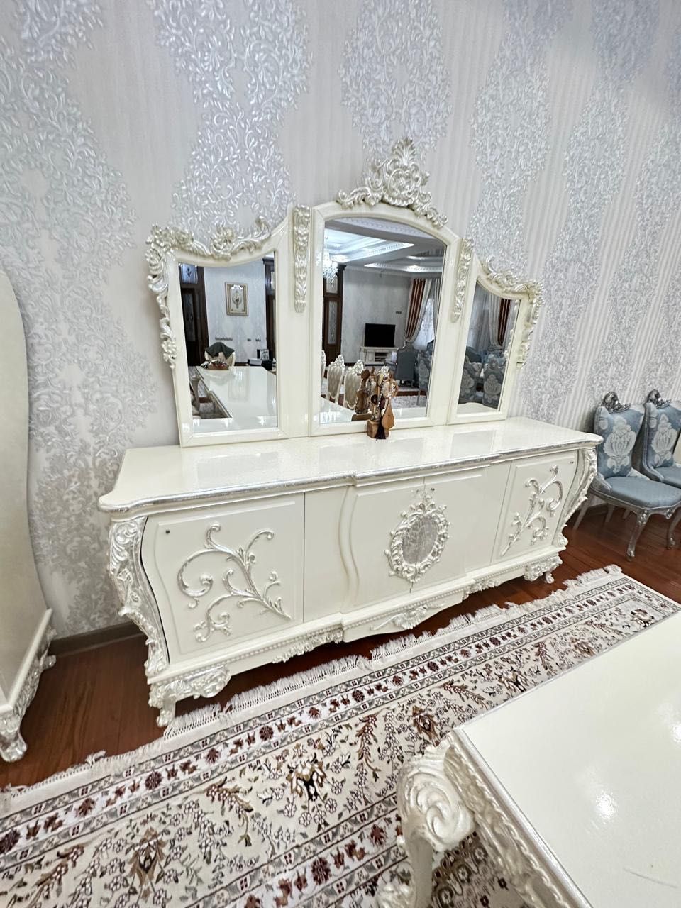Гостиный гарнитур и стол со стульями