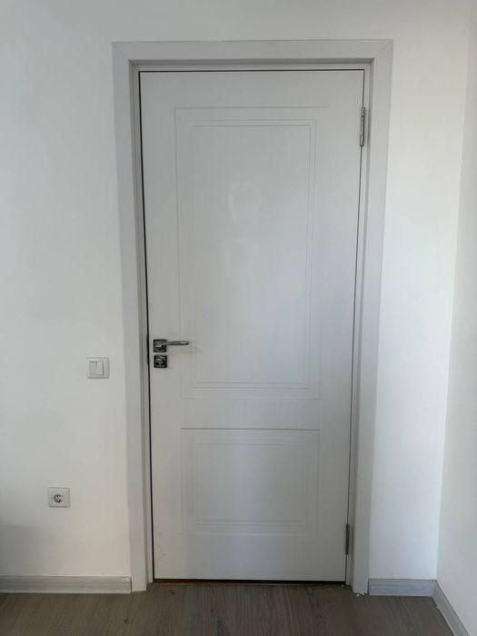 Белая дверь новая мдф