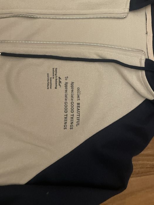 Суитчет с позитивни и мотивационни изречения. Син и бял