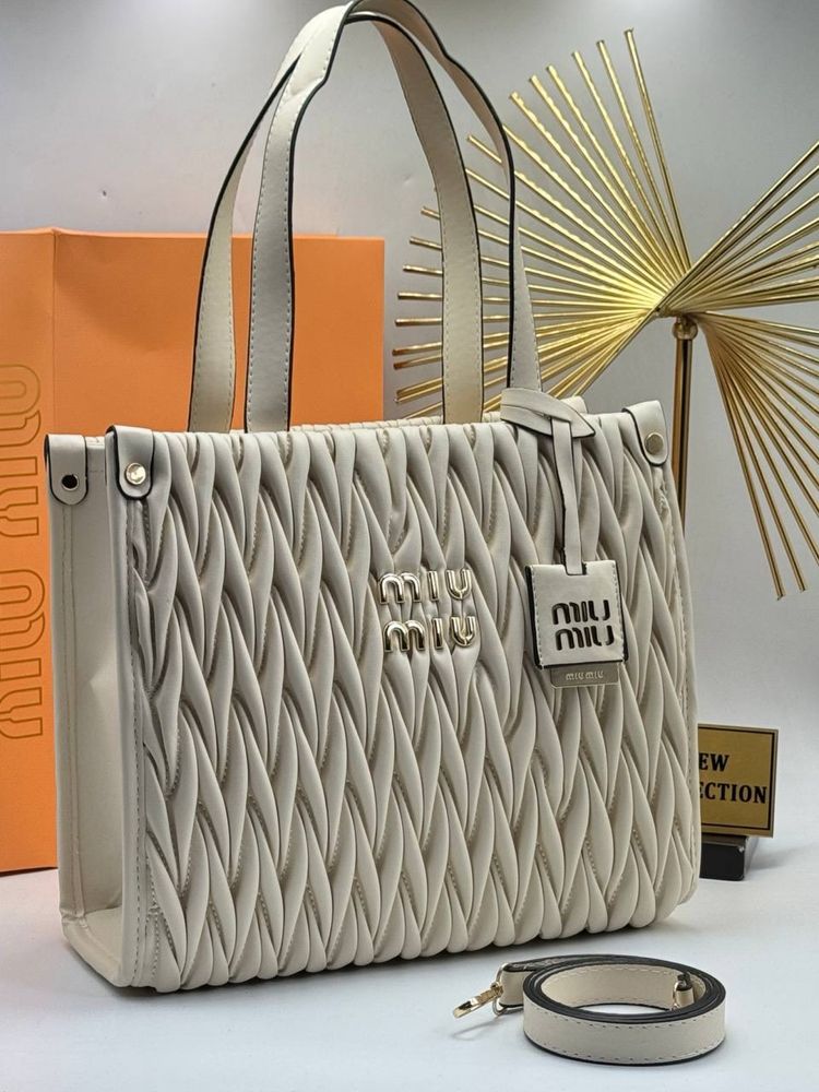 Geanta Miu Miu noua !!! Dimensiuni 30/27 !!!
