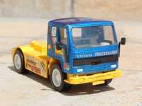 Macheta Volvo FL10 Intercooler Truck Racing pt piese 1:55 Siku