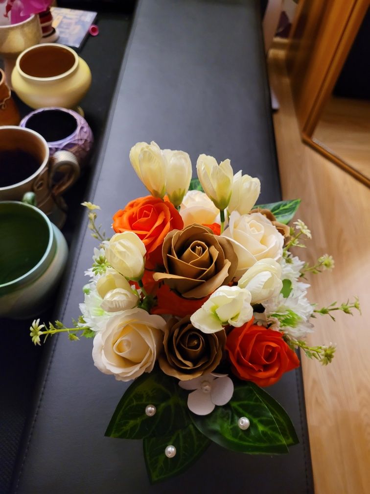 Aranjamente florale in vase de lut