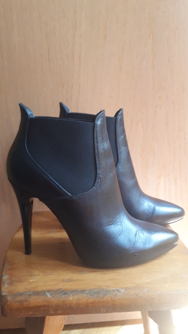Ghete din piele   nr 37 culoare negru 150 ron