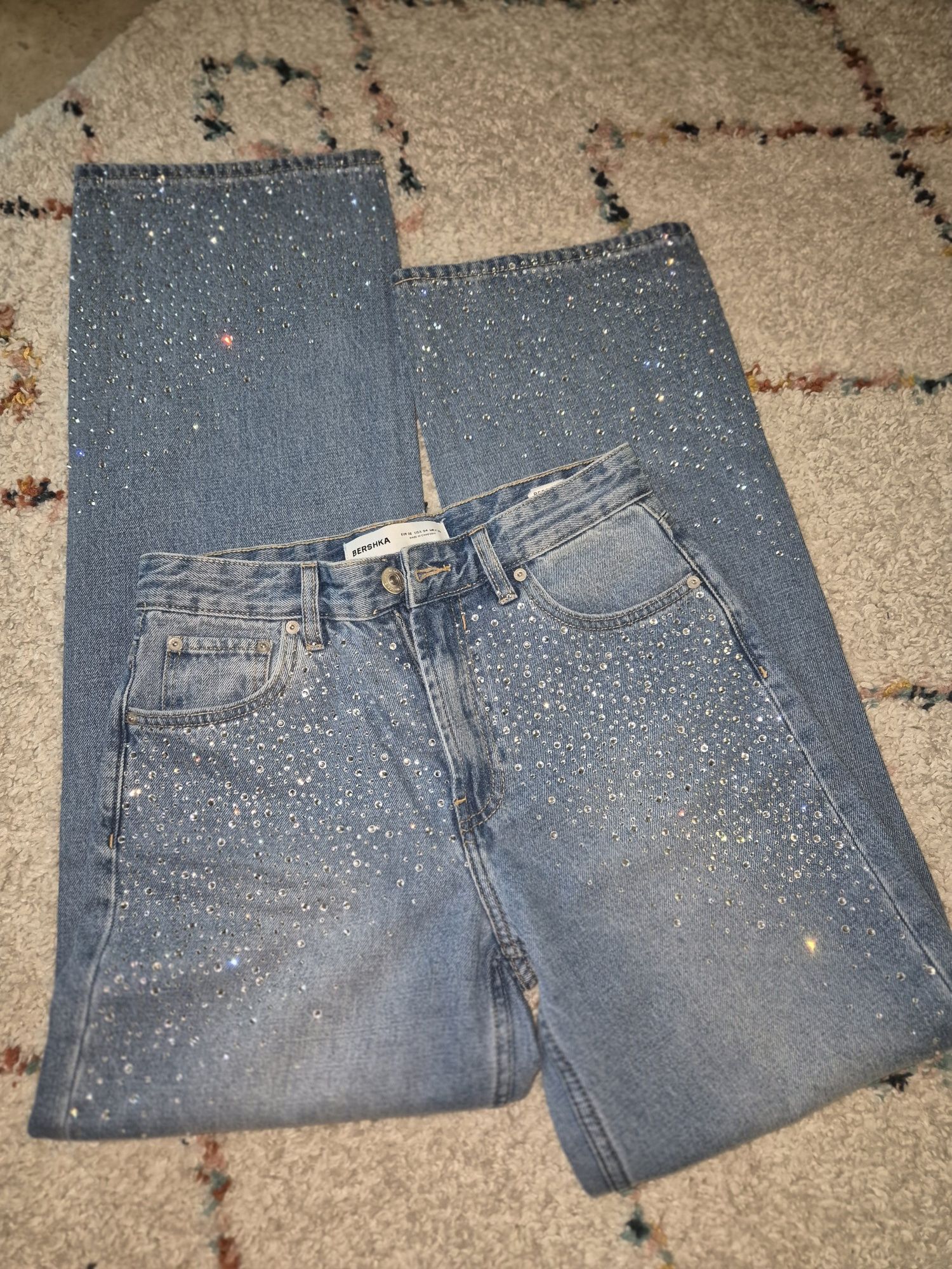 Blugi bershka cu strasuri /pietre