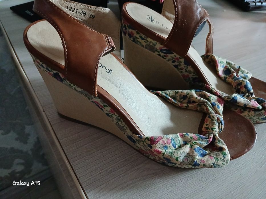 Продам босоножки новые