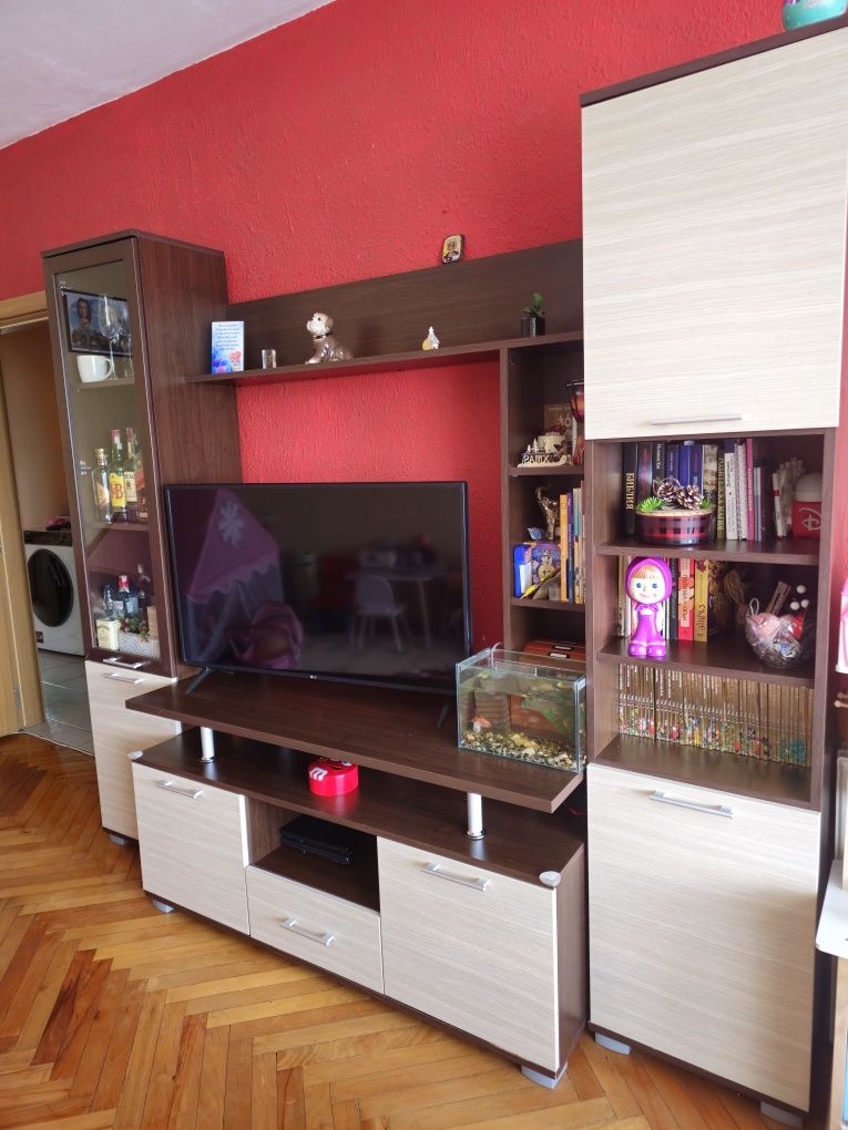 Секция със витрина
