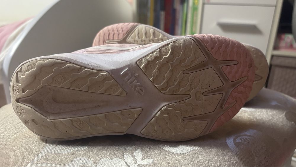 Adidasi Nike roz marimea 32