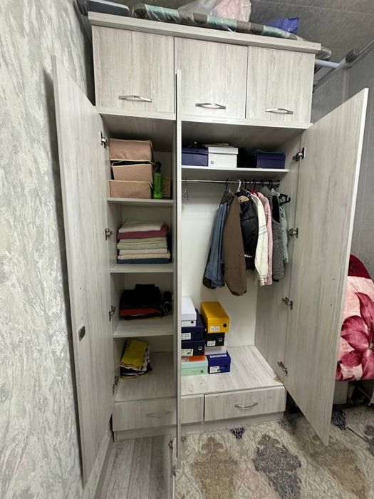 Шкаф сотилади почти йенги