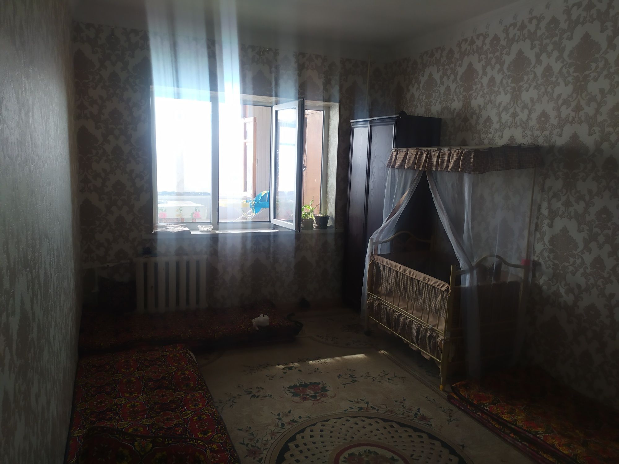 Продоетса квартира 4 комнатная  4 этаж  локатция отличная