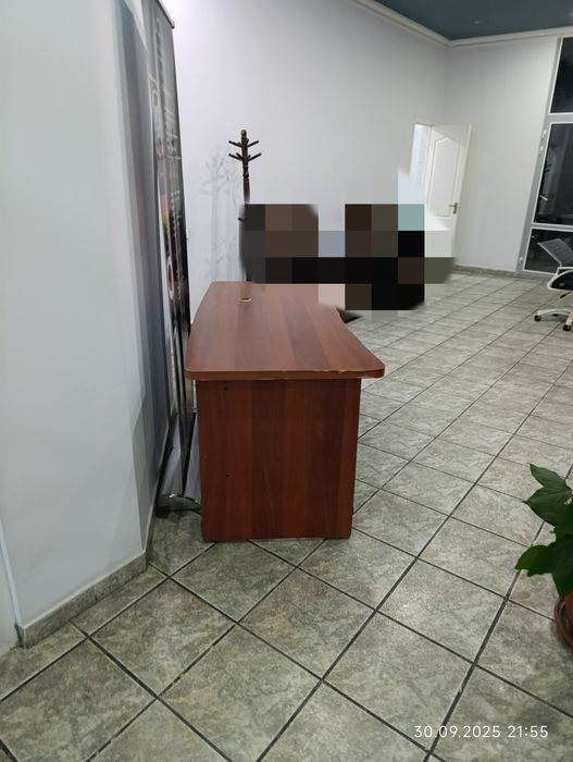 Продается стол и один тумбочка. Цена договорная