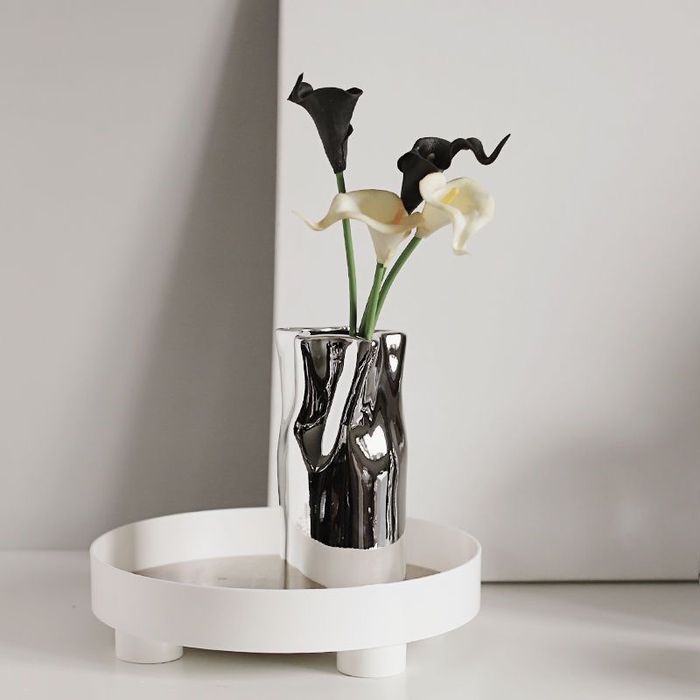 Серебристая ваза