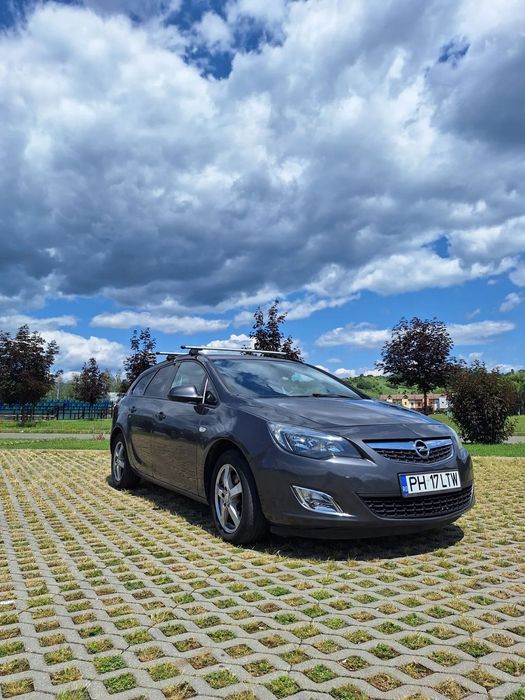 Opel Astra 2012 exemplar mecanic, prezinta mici defecte estetice