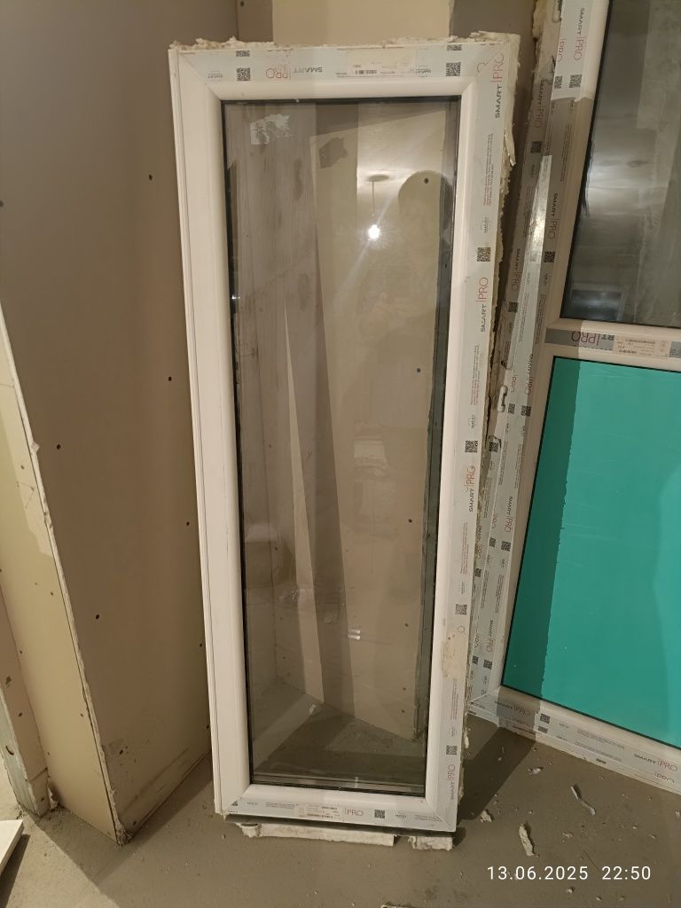 Продам балконную дверь с окном