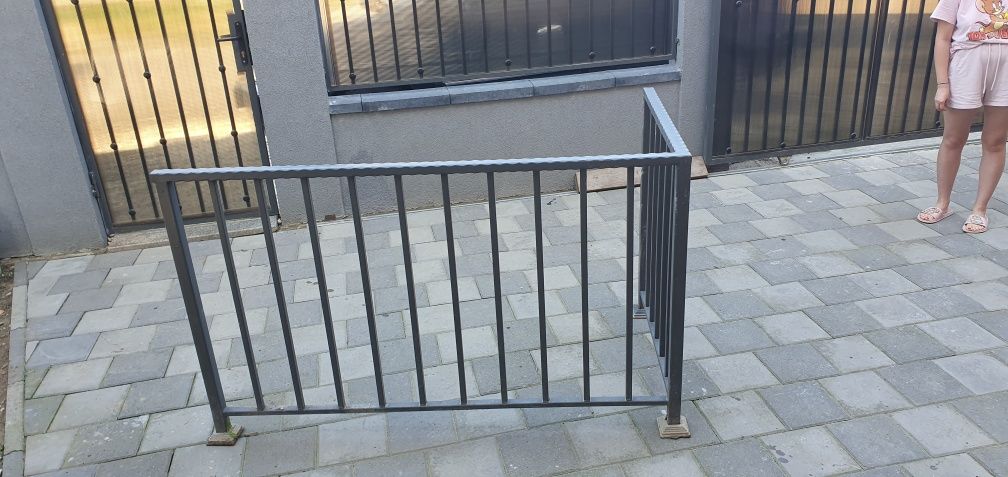 vînd balustradă  metalică