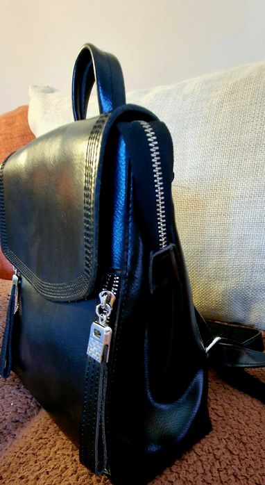 Дамска , черна , раница естествена кожа , с декоративни ципове.