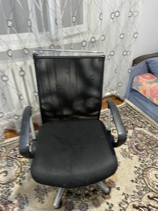 компьютерный стол и кресло