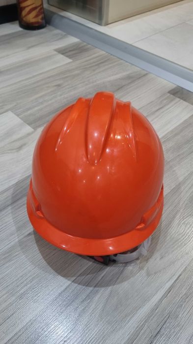 работна каска ,оранжева