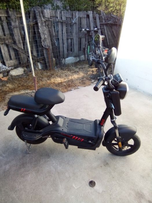 Vînd foarte foarte urgent scuter electric de 25.km.proprietar
