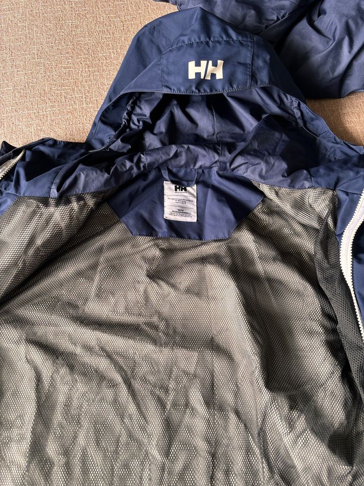 Продавам яке Helly Hansen