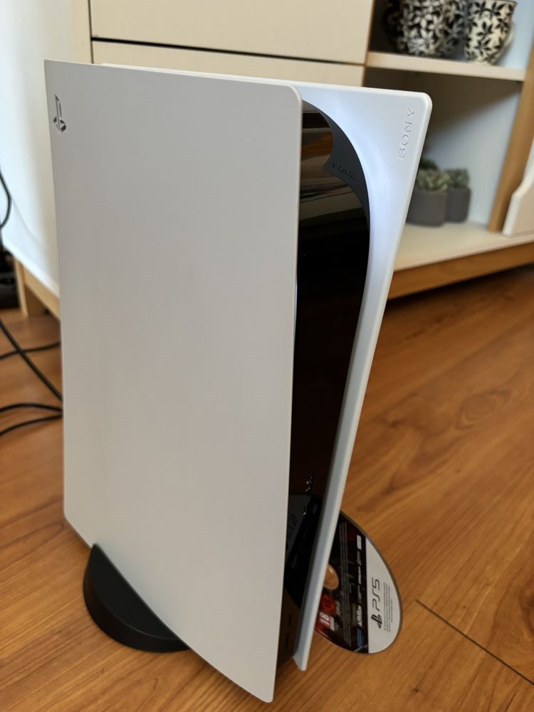 Playstation 5 Disc версия с оригинална кутия кабели и игра!