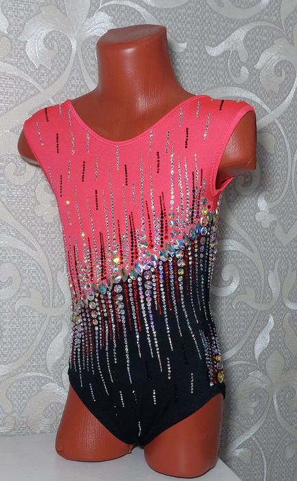 Продается купальник для художественной гимнастики. На возраст 6-9 лет