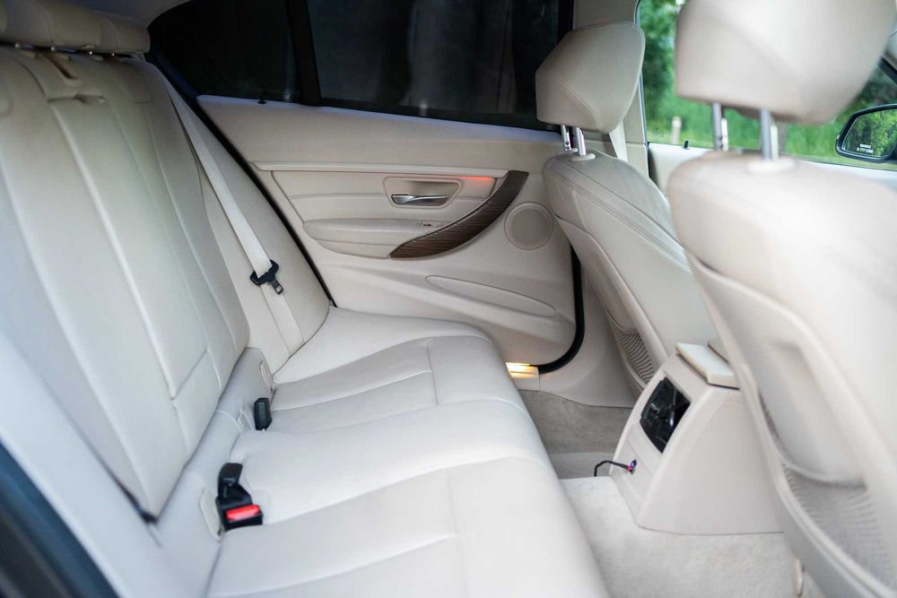 BMW F30 320d – piele crem, 184 cp, ceasuri digitale, trapa, carplay