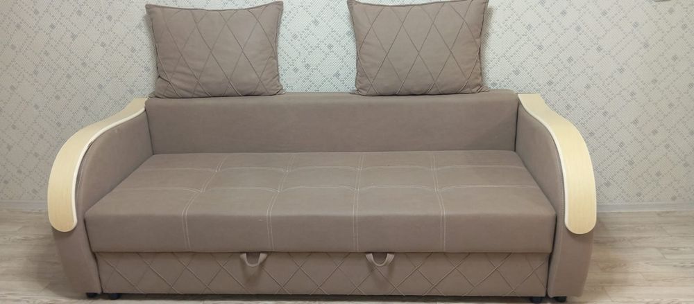 Продам мебель: Диван, Тахта, Стол стулями