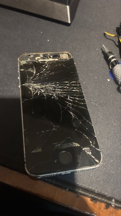 4 iPhone-uri pentru piese