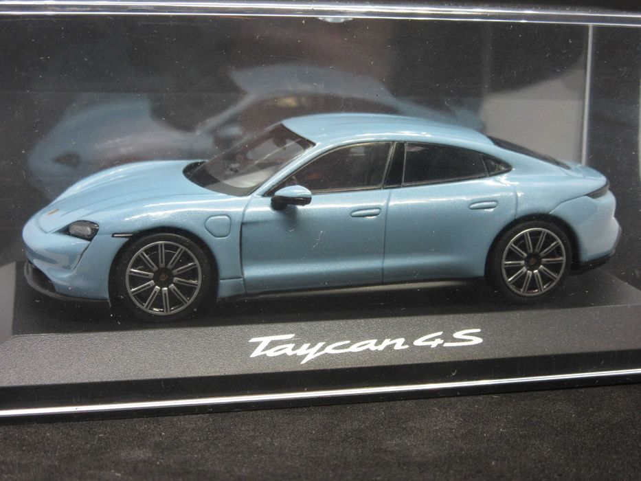 Macheta Porsche Taycan 4S Minichamps 1:43