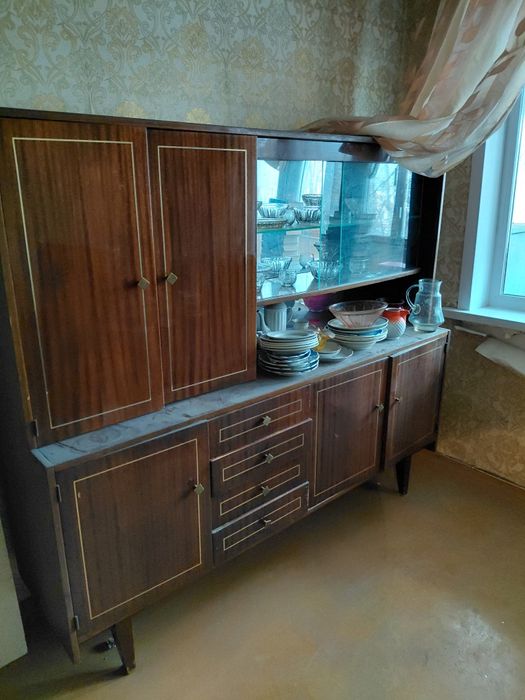 Отдам серванты и шкаф бесплатно. Даром