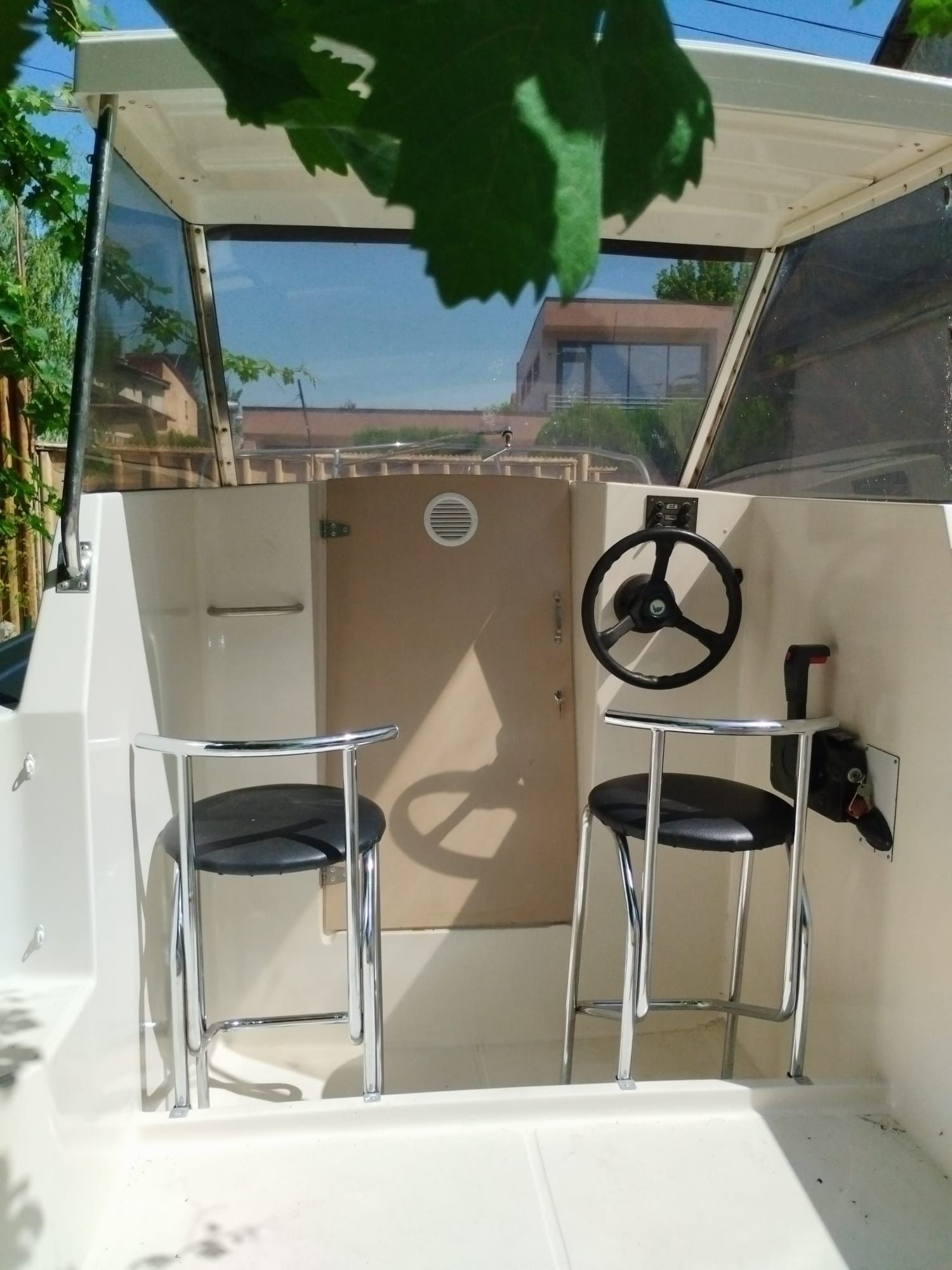 Barca cu motor si peridoc Jeanneau Esteo