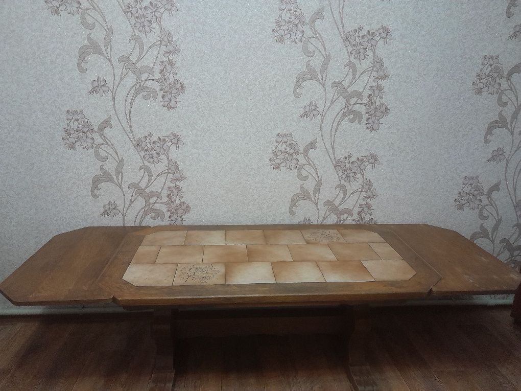 Продам стол, материал дерево, отличное состояние.