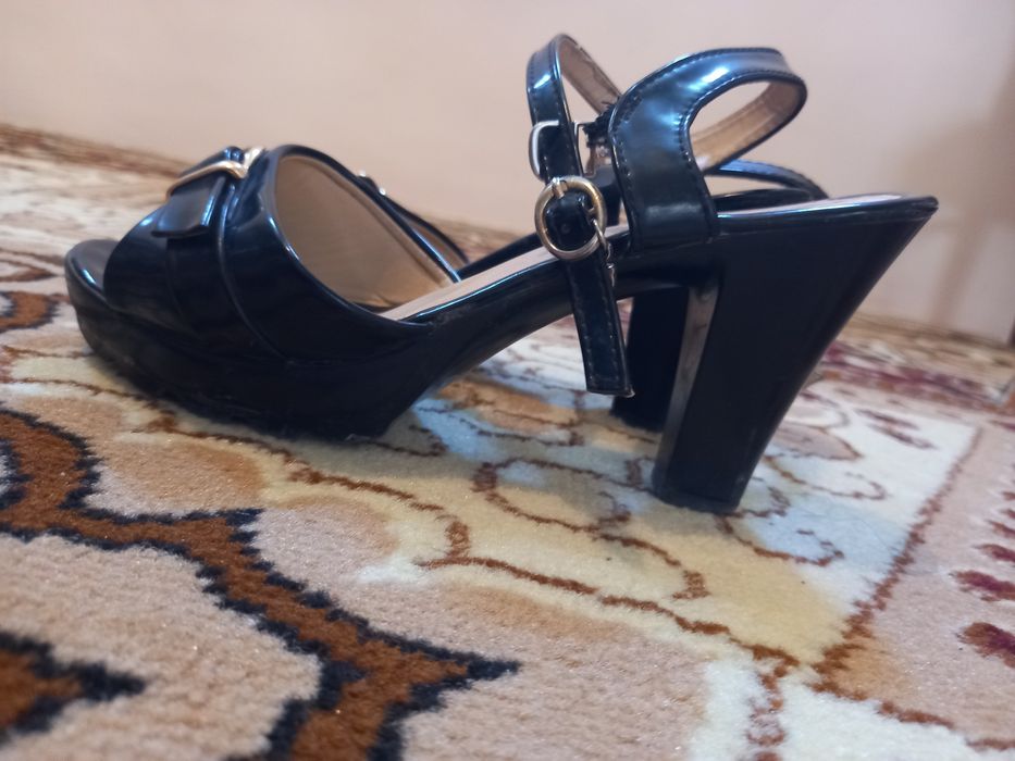 Ayollar oyoq kiyimi sotiladi