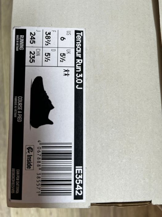 Adidași unisex cu eticheta