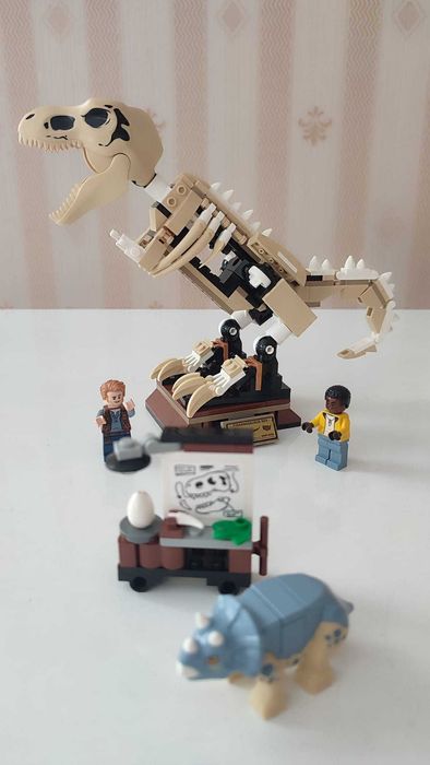 LEGO Jurassic World - Expozitia fosilei dinozaurului T. Rex