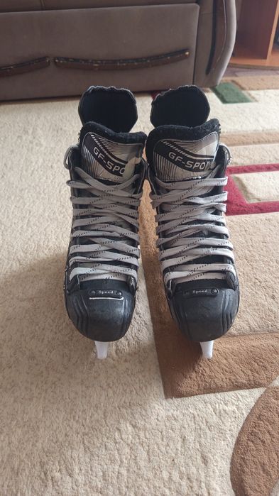 Коньки 43 размер отличное состояние 9тыс. Есть торг