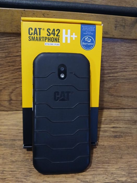 Продавам телефон CAT S42