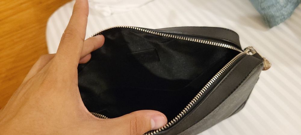 Vând borseta Louis Vuitton