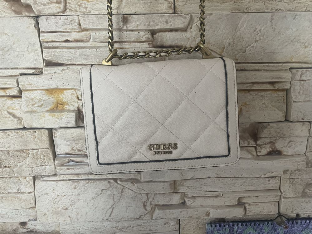 Чанта на Guess бежова