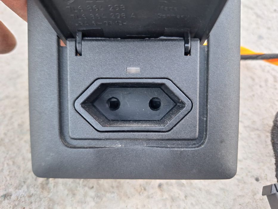 Priza 220 v Vw Golf 7 break