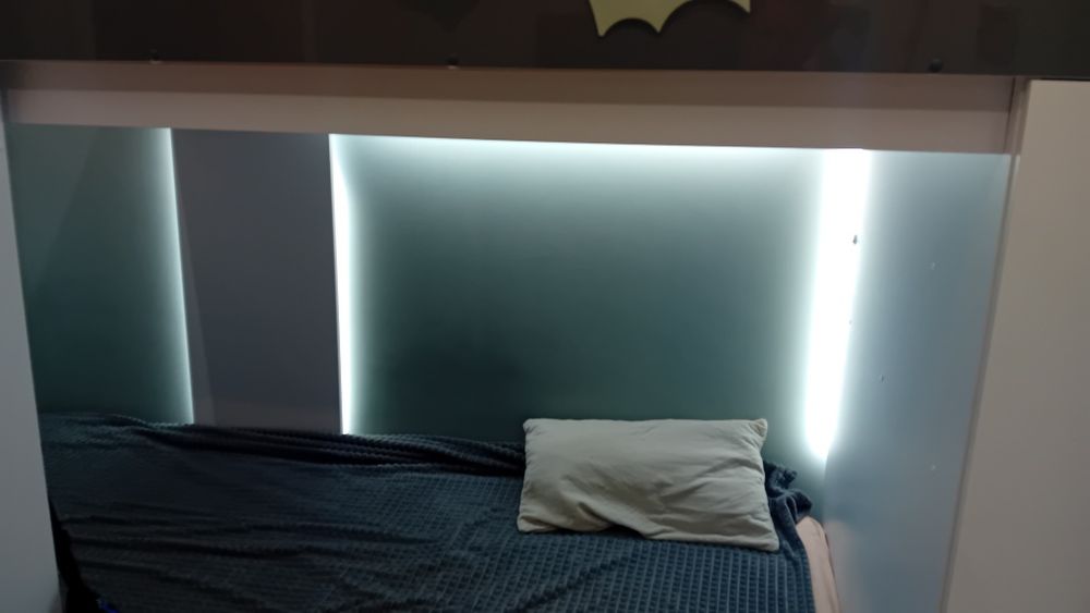 Двуетажно легло с три матрака