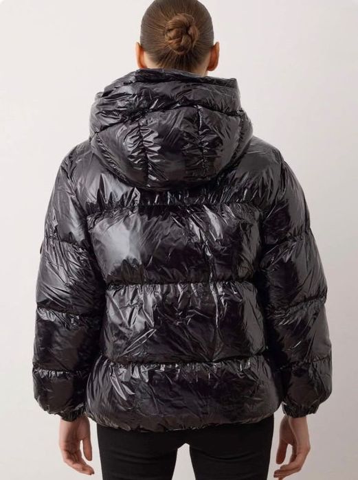 Черно лъскаво яке с качулка