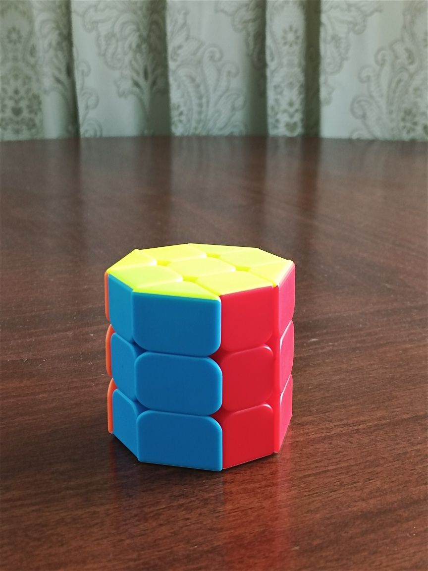 Продам кубики рубики.В отличном состояний
