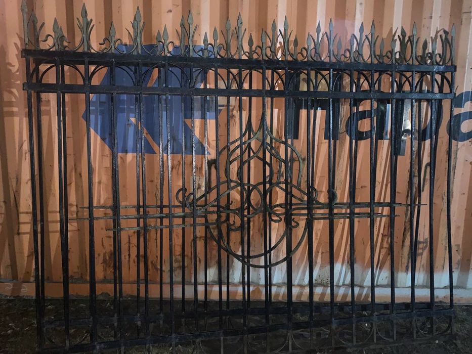 забор железный.