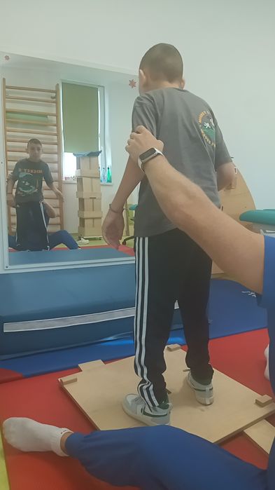 Denis are nevoie de ajutor pentru Terapii