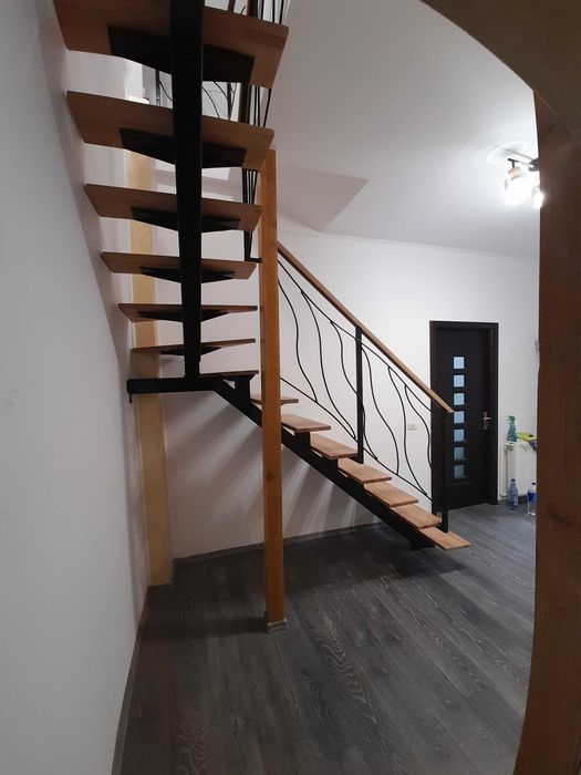 Scări interioare pe vang central cu trepte din lemn masiv